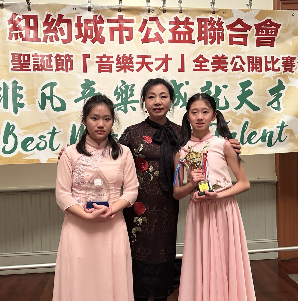 青少年学生与老师参加音乐比赛获奖合影